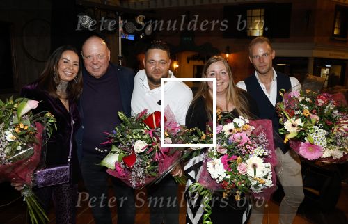 Asten 2 november 2023
Boekpresentatie Peter Gillis op park Prinsesmeer.
Aanwezig vriendin Wendy v Hout en zijn kinderen Mark Inge en Ruud . Mark Baanders reikte het eerste boek uit.