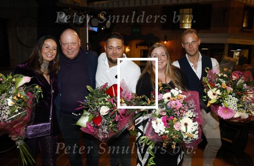 Asten 2 november 2023
Boekpresentatie Peter Gillis op park Prinsesmeer.
Aanwezig vriendin Wendy v Hout en zijn kinderen Mark Inge en Ruud . Mark Baanders reikte het eerste boek uit.