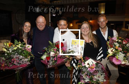 Asten 2 november 2023
Boekpresentatie Peter Gillis op park Prinsesmeer.
Aanwezig vriendin Wendy v Hout en zijn kinderen Mark Inge en Ruud . Mark Baanders reikte het eerste boek uit.