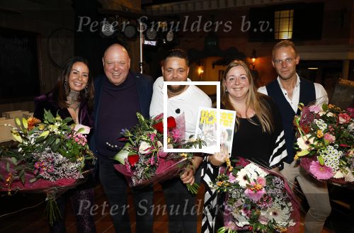 Asten 2 november 2023
Boekpresentatie Peter Gillis op park Prinsesmeer.
Aanwezig vriendin Wendy v Hout en zijn kinderen Mark Inge en Ruud . Mark Baanders reikte het eerste boek uit.