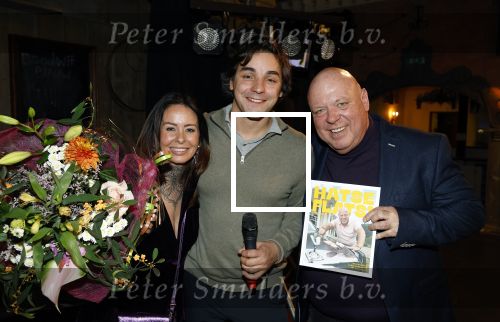 Asten 2 november 2023
Boekpresentatie Peter Gillis op park Prinsesmeer.
Aanwezig vriendin Wendy v Hout en zijn kinderen Mark Inge en Ruud . Mark Baanders reikte het eerste boek uit.