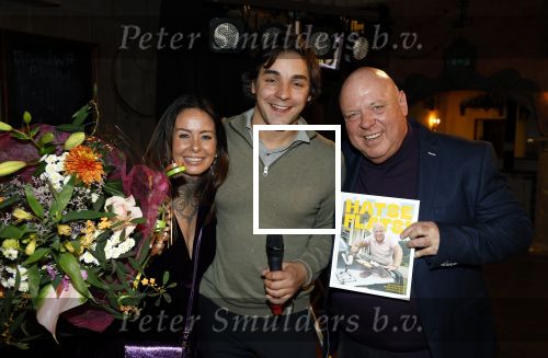 Asten 2 november 2023
Boekpresentatie Peter Gillis op park Prinsesmeer.
Aanwezig vriendin Wendy v Hout en zijn kinderen Mark Inge en Ruud . Mark Baanders reikte het eerste boek uit.