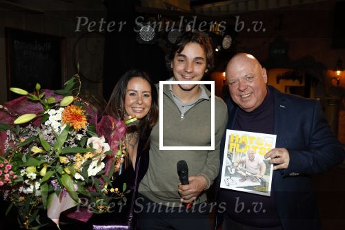 Asten 2 november 2023
Boekpresentatie Peter Gillis op park Prinsesmeer.
Aanwezig vriendin Wendy v Hout en zijn kinderen Mark Inge en Ruud . Mark Baanders reikte het eerste boek uit.