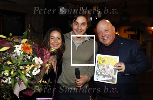 Asten 2 november 2023
Boekpresentatie Peter Gillis op park Prinsesmeer.
Aanwezig vriendin Wendy v Hout en zijn kinderen Mark Inge en Ruud . Mark Baanders reikte het eerste boek uit.