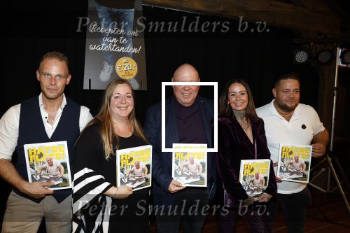 Asten 2 november 2023
Boekpresentatie Peter Gillis op park Prinsesmeer.
Aanwezig vriendin Wendy v Hout en zijn kinderen Mark Inge en Ruud . Mark Baanders reikte het eerste boek uit.