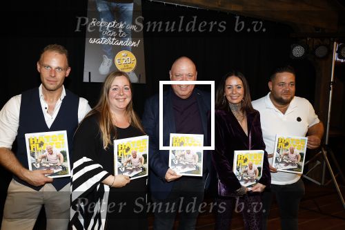 Asten 2 november 2023
Boekpresentatie Peter Gillis op park Prinsesmeer.
Aanwezig vriendin Wendy v Hout en zijn kinderen Mark Inge en Ruud . Mark Baanders reikte het eerste boek uit.