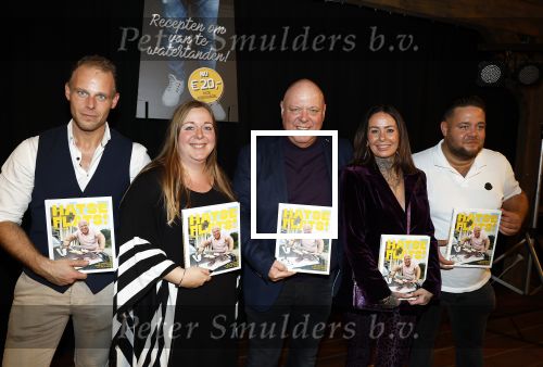 Asten 2 november 2023
Boekpresentatie Peter Gillis op park Prinsesmeer.
Aanwezig vriendin Wendy v Hout en zijn kinderen Mark Inge en Ruud . Mark Baanders reikte het eerste boek uit.