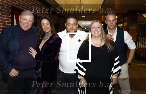 Asten 2 november 2023
Boekpresentatie Peter Gillis op park Prinsesmeer.
Aanwezig vriendin Wendy v Hout en zijn kinderen Mark Inge en Ruud . Mark Baanders reikte het eerste boek uit.