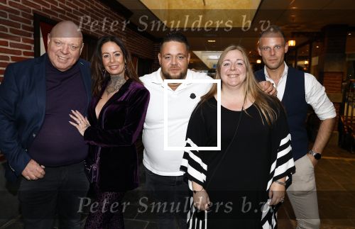 Asten 2 november 2023
Boekpresentatie Peter Gillis op park Prinsesmeer.
Aanwezig vriendin Wendy v Hout en zijn kinderen Mark Inge en Ruud . Mark Baanders reikte het eerste boek uit.
