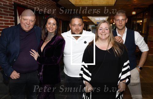 Asten 2 november 2023
Boekpresentatie Peter Gillis op park Prinsesmeer.
Aanwezig vriendin Wendy v Hout en zijn kinderen Mark Inge en Ruud . Mark Baanders reikte het eerste boek uit.