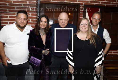 Asten 2 november 2023
Boekpresentatie Peter Gillis op park Prinsesmeer.
Aanwezig vriendin Wendy v Hout en zijn kinderen Mark Inge en Ruud . Mark Baanders reikte het eerste boek uit.