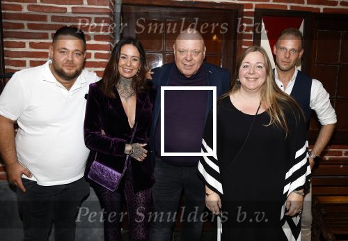 Asten 2 november 2023
Boekpresentatie Peter Gillis op park Prinsesmeer.
Aanwezig vriendin Wendy v Hout en zijn kinderen Mark Inge en Ruud . Mark Baanders reikte het eerste boek uit.