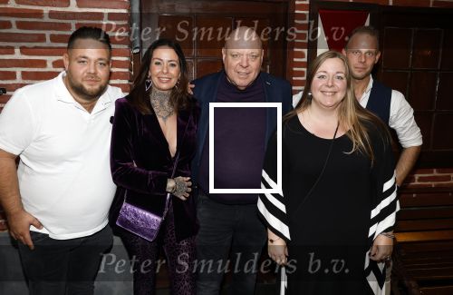 Asten 2 november 2023
Boekpresentatie Peter Gillis op park Prinsesmeer.
Aanwezig vriendin Wendy v Hout en zijn kinderen Mark Inge en Ruud . Mark Baanders reikte het eerste boek uit.