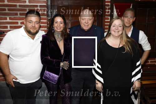 Asten 2 november 2023
Boekpresentatie Peter Gillis op park Prinsesmeer.
Aanwezig vriendin Wendy v Hout en zijn kinderen Mark Inge en Ruud . Mark Baanders reikte het eerste boek uit.