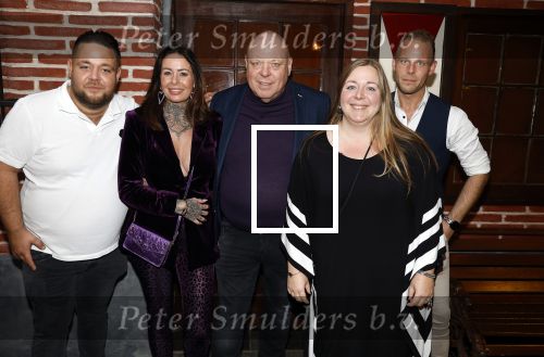 Asten 2 november 2023
Boekpresentatie Peter Gillis op park Prinsesmeer.
Aanwezig vriendin Wendy v Hout en zijn kinderen Mark Inge en Ruud . Mark Baanders reikte het eerste boek uit.