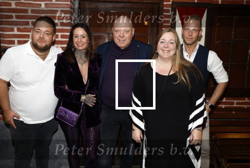 Asten 2 november 2023
Boekpresentatie Peter Gillis op park Prinsesmeer.
Aanwezig vriendin Wendy v Hout en zijn kinderen Mark Inge en Ruud . Mark Baanders reikte het eerste boek uit.