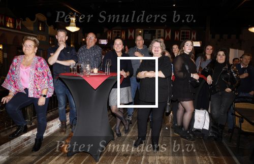 Asten 2 november 2023
Boekpresentatie Peter Gillis op park Prinsesmeer.
Aanwezig vriendin Wendy v Hout en zijn kinderen Mark Inge en Ruud . Mark Baanders reikte het eerste boek uit.