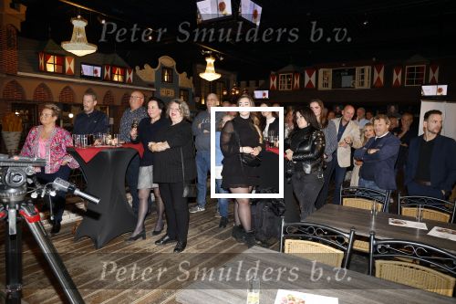 Asten 2 november 2023
Boekpresentatie Peter Gillis op park Prinsesmeer.
Aanwezig vriendin Wendy v Hout en zijn kinderen Mark Inge en Ruud . Mark Baanders reikte het eerste boek uit.