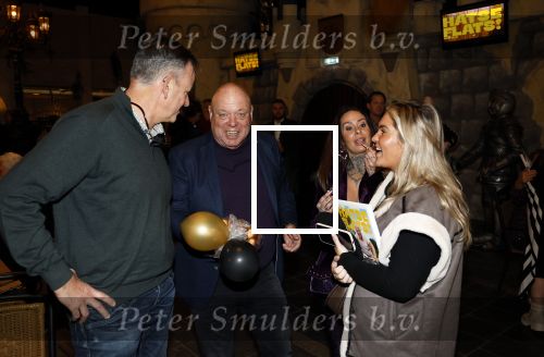 Asten 2 november 2023
Boekpresentatie Peter Gillis op park Prinsesmeer.
Aanwezig vriendin Wendy v Hout en zijn kinderen Mark Inge en Ruud . Mark Baanders reikte het eerste boek uit.