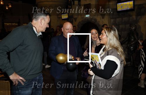 Asten 2 november 2023
Boekpresentatie Peter Gillis op park Prinsesmeer.
Aanwezig vriendin Wendy v Hout en zijn kinderen Mark Inge en Ruud . Mark Baanders reikte het eerste boek uit.