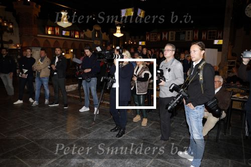 Asten 2 november 2023
Boekpresentatie Peter Gillis op park Prinsesmeer.
Aanwezig vriendin Wendy v Hout en zijn kinderen Mark Inge en Ruud . Mark Baanders reikte het eerste boek uit.