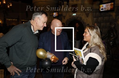 Asten 2 november 2023
Boekpresentatie Peter Gillis op park Prinsesmeer.
Aanwezig vriendin Wendy v Hout en zijn kinderen Mark Inge en Ruud . Mark Baanders reikte het eerste boek uit.