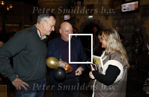 Asten 2 november 2023
Boekpresentatie Peter Gillis op park Prinsesmeer.
Aanwezig vriendin Wendy v Hout en zijn kinderen Mark Inge en Ruud . Mark Baanders reikte het eerste boek uit.