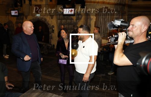 Asten 2 november 2023
Boekpresentatie Peter Gillis op park Prinsesmeer.
Aanwezig vriendin Wendy v Hout en zijn kinderen Mark Inge en Ruud . Mark Baanders reikte het eerste boek uit.