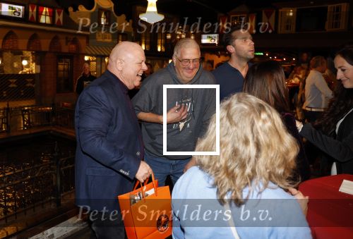 Asten 2 november 2023
Boekpresentatie Peter Gillis op park Prinsesmeer.
Aanwezig vriendin Wendy v Hout en zijn kinderen Mark Inge en Ruud . Mark Baanders reikte het eerste boek uit.
