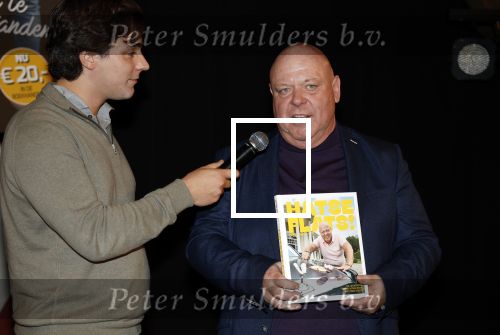 Asten 2 november 2023
Boekpresentatie Peter Gillis op park Prinsesmeer.
Aanwezig vriendin Wendy v Hout en zijn kinderen Mark Inge en Ruud . Mark Baanders reikte het eerste boek uit.