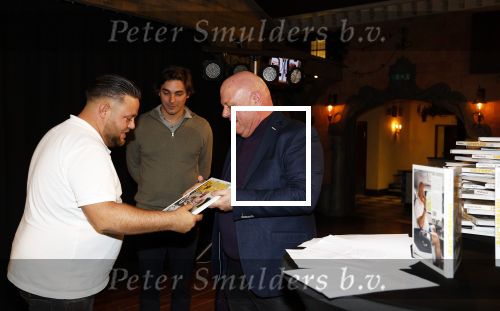 Asten 2 november 2023
Boekpresentatie Peter Gillis op park Prinsesmeer.
Aanwezig vriendin Wendy v Hout en zijn kinderen Mark Inge en Ruud . Mark Baanders reikte het eerste boek uit.