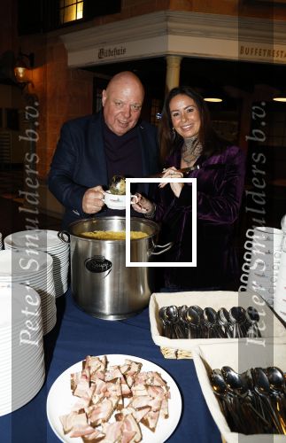 Asten 2 november 2023
Boekpresentatie Peter Gillis op park Prinsesmeer.
Aanwezig vriendin Wendy v Hout en zijn kinderen Mark Inge en Ruud . Mark Baanders reikte het eerste boek uit.
