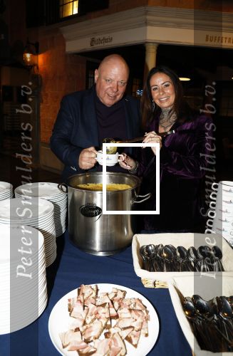 Asten 2 november 2023
Boekpresentatie Peter Gillis op park Prinsesmeer.
Aanwezig vriendin Wendy v Hout en zijn kinderen Mark Inge en Ruud . Mark Baanders reikte het eerste boek uit.