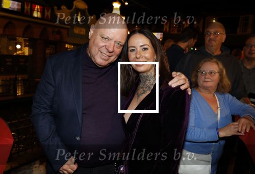 Asten 2 november 2023
Boekpresentatie Peter Gillis op park Prinsesmeer.
Aanwezig vriendin Wendy v Hout en zijn kinderen Mark Inge en Ruud . Mark Baanders reikte het eerste boek uit.