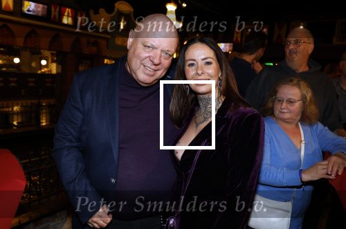 Asten 2 november 2023
Boekpresentatie Peter Gillis op park Prinsesmeer.
Aanwezig vriendin Wendy v Hout en zijn kinderen Mark Inge en Ruud . Mark Baanders reikte het eerste boek uit.