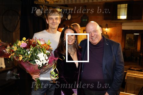 Asten 2 november 2023
Boekpresentatie Peter Gillis op park Prinsesmeer.
Aanwezig vriendin Wendy v Hout en zijn kinderen Mark Inge en Ruud . Mark Baanders reikte het eerste boek uit.