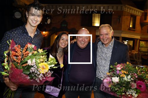 Asten 2 november 2023
Boekpresentatie Peter Gillis op park Prinsesmeer.
Aanwezig vriendin Wendy v Hout en zijn kinderen Mark Inge en Ruud . Mark Baanders reikte het eerste boek uit.