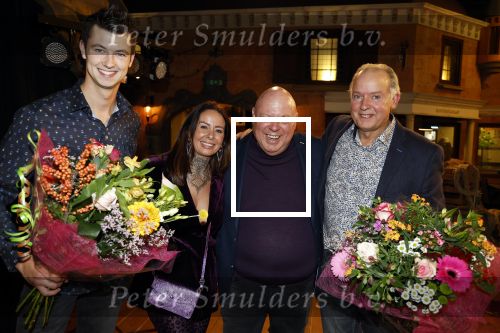 Asten 2 november 2023
Boekpresentatie Peter Gillis op park Prinsesmeer.
Aanwezig vriendin Wendy v Hout en zijn kinderen Mark Inge en Ruud . Mark Baanders reikte het eerste boek uit.