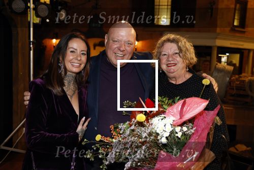 Asten 2 november 2023
Boekpresentatie Peter Gillis op park Prinsesmeer.
Aanwezig vriendin Wendy v Hout en zijn kinderen Mark Inge en Ruud . Mark Baanders reikte het eerste boek uit.