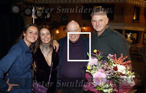 Asten 2 november 2023
Boekpresentatie Peter Gillis op park Prinsesmeer.
Aanwezig vriendin Wendy v Hout en zijn kinderen Mark Inge en Ruud . Mark Baanders reikte het eerste boek uit.