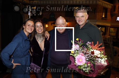 Asten 2 november 2023
Boekpresentatie Peter Gillis op park Prinsesmeer.
Aanwezig vriendin Wendy v Hout en zijn kinderen Mark Inge en Ruud . Mark Baanders reikte het eerste boek uit.
