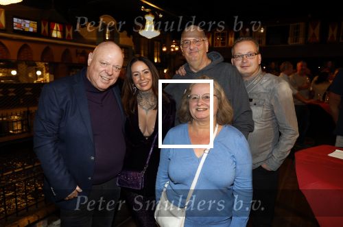 Asten 2 november 2023
Boekpresentatie Peter Gillis op park Prinsesmeer.
Aanwezig vriendin Wendy v Hout en zijn kinderen Mark Inge en Ruud . Mark Baanders reikte het eerste boek uit. Peter Gillis met Wendy v Hout haar ouders en broer
