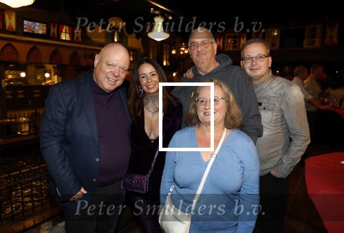 Asten 2 november 2023
Boekpresentatie Peter Gillis op park Prinsesmeer.
Aanwezig vriendin Wendy v Hout en zijn kinderen Mark Inge en Ruud . Mark Baanders reikte het eerste boek uit. Peter Gillis met Wendy v Hout haar ouders en broer