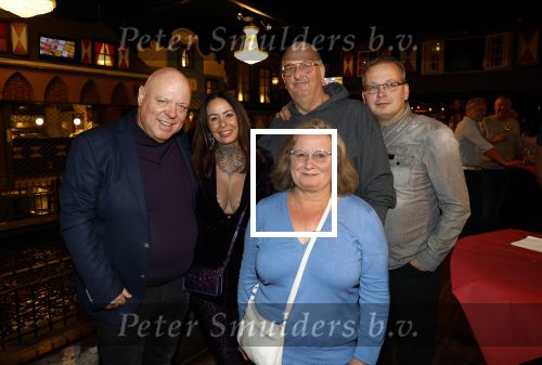 Asten 2 november 2023
Boekpresentatie Peter Gillis op park Prinsesmeer.
Aanwezig vriendin Wendy v Hout en zijn kinderen Mark Inge en Ruud . Mark Baanders reikte het eerste boek uit. Peter Gillis met Wendy v Hout haar ouders en broer