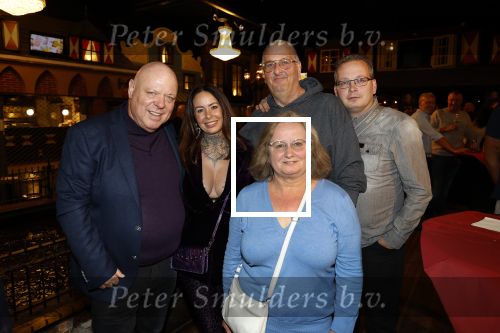 Asten 2 november 2023
Boekpresentatie Peter Gillis op park Prinsesmeer.
Aanwezig vriendin Wendy v Hout en zijn kinderen Mark Inge en Ruud . Mark Baanders reikte het eerste boek uit. Peter Gillis met Wendy v Hout haar ouders en broer