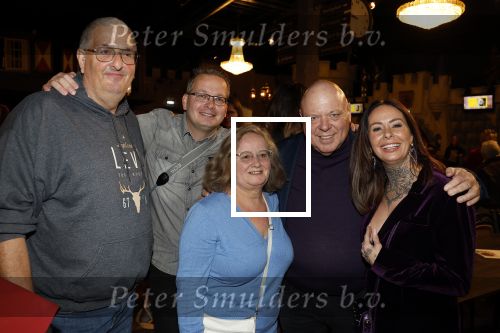 Asten 2 november 2023
Boekpresentatie Peter Gillis op park Prinsesmeer.
Aanwezig vriendin Wendy v Hout en zijn kinderen Mark Inge en Ruud . Mark Baanders reikte het eerste boek uit. Peter Gillis met Wendy v Hout haar ouders en broer