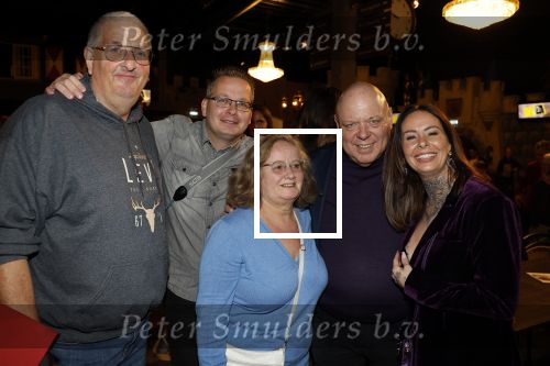Asten 2 november 2023
Boekpresentatie Peter Gillis op park Prinsesmeer.
Aanwezig vriendin Wendy v Hout en zijn kinderen Mark Inge en Ruud . Mark Baanders reikte het eerste boek uit. Peter Gillis met Wendy v Hout haar ouders en broer