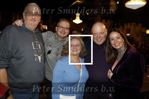 Asten 2 november 2023
Boekpresentatie Peter Gillis op park Prinsesmeer.
Aanwezig vriendin Wendy v Hout en zijn kinderen Mark Inge en Ruud . Mark Baanders reikte het eerste boek uit. Peter Gillis met Wendy v Hout haar ouders en broer
