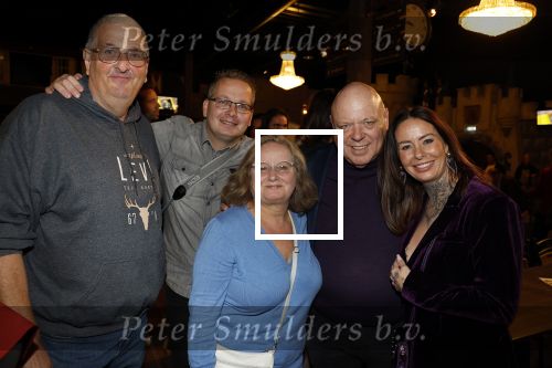 Asten 2 november 2023
Boekpresentatie Peter Gillis op park Prinsesmeer.
Aanwezig vriendin Wendy v Hout en zijn kinderen Mark Inge en Ruud . Mark Baanders reikte het eerste boek uit. Peter Gillis met Wendy v Hout haar ouders en broer