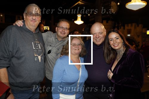 Asten 2 november 2023
Boekpresentatie Peter Gillis op park Prinsesmeer.
Aanwezig vriendin Wendy v Hout en zijn kinderen Mark Inge en Ruud . Mark Baanders reikte het eerste boek uit. Peter Gillis met Wendy v Hout haar ouders en broer